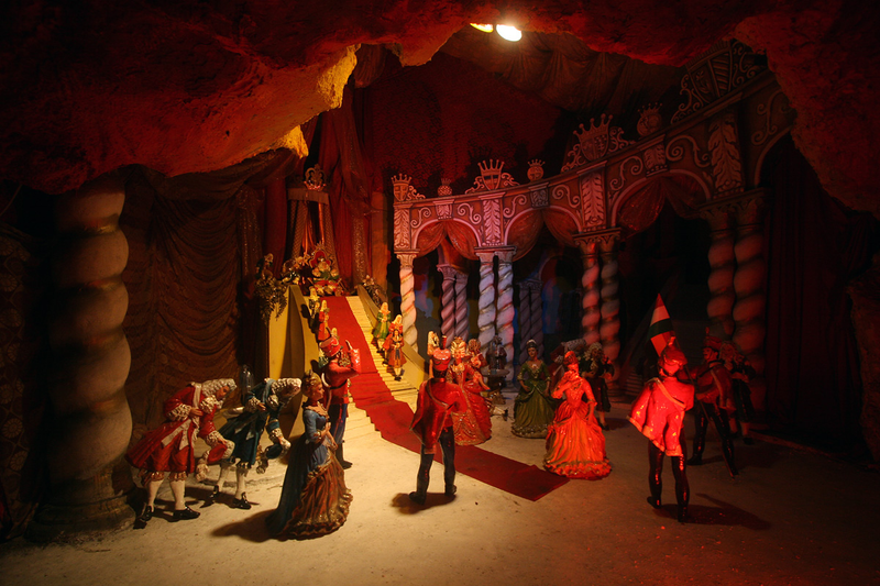 Illustration for article titled Inside the Ghostly Remains of Budapest's Condemned Amusement Park